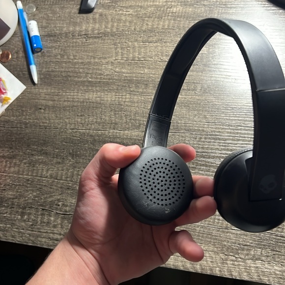 Skullcandy headphones wireless with adjustable volume settings Black barely used - Picture 2 of 5